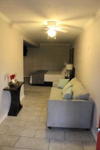 ein Schlafzimmer mit 2 Betten und einem Sofa in einem Zimmer in der Unterkunft Brydan Suites in Eureka Springs