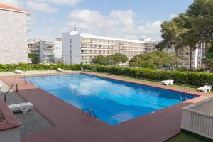 een groot zwembad voor een gebouw bij Mariposa 1024 IBERPLAYA in Salou