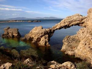 una formación rocosa en el agua junto al océano en Mas Peraquintana, en L'Escala