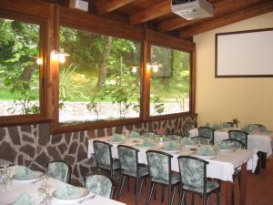 Hotel Chiar Di Luna tesisinde bir restoran veya yemek mekanı