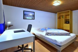 Кровать или кровати в номере Hotel Freihof