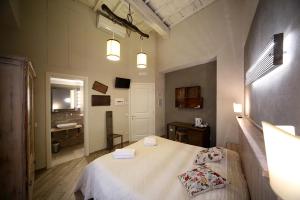 フィレンツェにあるB&B Locanda Il Salimbeccoのベッドルーム(大きな白いベッド1台、バスルーム付)