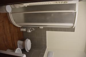 un piccolo bagno con servizi igienici e finestra di La Torre House a San Quirico dʼOrcia