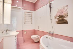 モスクワにあるApart4You Avenue77 "One"のピンクと白のバスルーム(トイレ、シンク付)