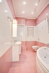 モスクワにあるApart4You Avenue77 "One"のピンクのバスルーム(シンク、トイレ付)