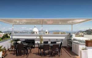 d'une terrasse sur le toit avec une table et des chaises. dans l'établissement Gioia 13 Rooms & Apartments, à Procida