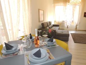 una sala de estar con una mesa con platos y copas de vino en residenza Arusnati en Verona