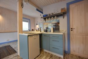 Virtuvė arba virtuvėlė apgyvendinimo įstaigoje Namelis poilsiui prie jūros