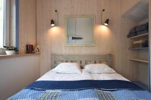 Ένα ή περισσότερα κρεβάτια σε δωμάτιο στο Namelis poilsiui prie jūros