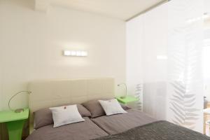 een slaapkamer met een bed met 2 kussens en een groen bureau bij Design Apartment - Centrally located in Wenen