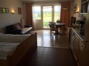 Zimmer mit einem Bett, einer Küche und einem Wohnzimmer in der Unterkunft Ferienanlage am Kellerberg in Zandt