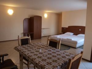 een slaapkamer met 2 bedden en een tafel en stoelen bij Guestrooms Hema in Sozopol