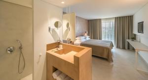 Postel nebo postele na pokoji v ubytování Bitzaro Grande Hotel & Suites
