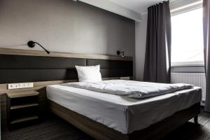 Tempat tidur dalam kamar di Hotel Mazurek