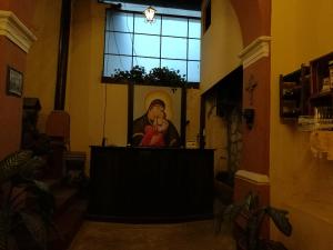 um pódio numa igreja com um quadro na parede em Hotel Casa Quetzaltenango em Quetzaltenango