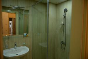 Hotel Varios tesisinde bir banyo