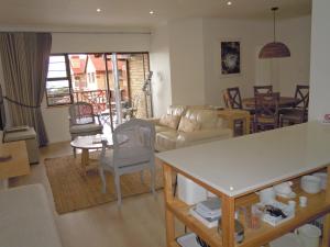 uma sala de estar com um sofá e uma mesa em King Fisher 6 em Mossel Bay