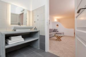 Postel nebo postele na pokoji v ubytování Katharos Pool Villas