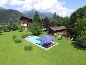 una vista aérea de una casa con piscina en Pension Stöcklmühl en Oberdrauburg