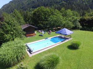 una vista aérea de una piscina en un patio en Pension Stöcklmühl en Oberdrauburg