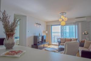 奥帕提亚Apartment Ranch的厨房以及带花瓶的桌子的客厅。