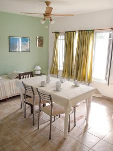 Una mesa blanca y sillas en una habitación con cama en Irundy Apartments, en Federación