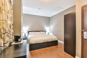 um quarto com uma cama num quarto em NU Hotel Toronto Airport em Mississauga