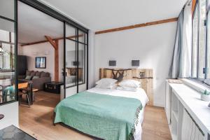 Un pat sau paturi într-o cameră la Sloth Loft Montmartre