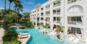 een luchtzicht op een hotel met een zwembad bij Sandals Barbados All Inclusive - Couples Only in Christ Church