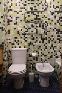 ein Badezimmer mit Toilette und Waschbecken in der Unterkunft Atlantico Flat in Porto + 7 Fotos