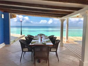 Un restaurante o sitio para comer en Coco Plum All Inclusive Resort