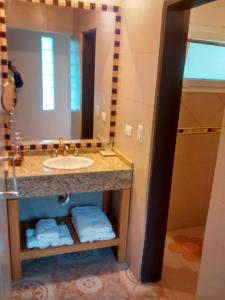 a bathroom with a sink and a mirror at Flor de Lis Casas de Campo in Los Cocos