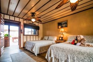 Llit o llits en una habitació de Utila Lodge