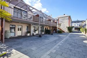 une cour vide d'un bâtiment avec un balcon dans l'établissement Fremantle Townhouse Unit 4, à Fremantle