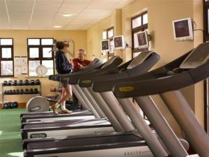 un grupo de personas de pie en un gimnasio con máquinas de cardio en Downings Bay Hotel, en Downings