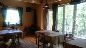富良野的住宿－日後去富良野鄉村民宿，用餐室设有2张桌子和大窗户