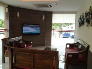 Televízia a/alebo spoločenská miestnosť v ubytovaní Suria Seremban Hotel