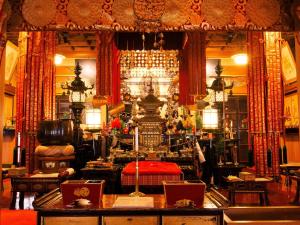 
a living room filled with furniture and decorations at Jokiin in Koyasan
