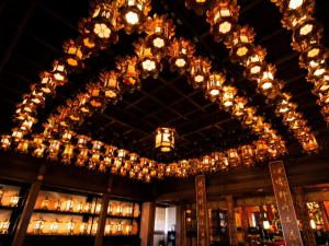 高野山Koyasan Shukubo Jokiin的大房间,配有一束吊灯