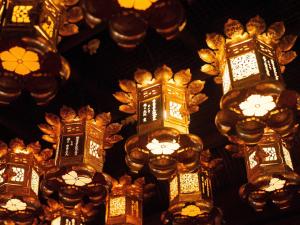 um monte de luzes penduradas no tecto à noite em Koyasan Shukubo Jokiin em Monte Koya