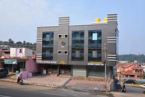 un edificio al lado de una calle de la ciudad en Suroor Tourist Home en Virajpet
