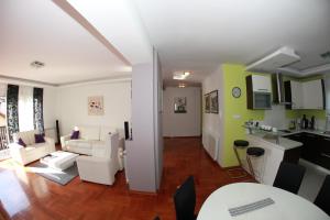 Kuchyňa alebo kuchynka v ubytovaní Apartmani Nova