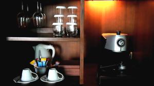 Kohvi ja tee valmistamise võimalus majutusasutuses Nora Buri Resort & Spa - SHA Extra Plus