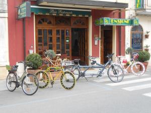 un grupo de bicicletas estacionadas frente a un edificio en Albergo B&B Ristorante Grace, en Vibo Valentia