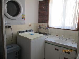 A bathroom at Harbour Lights Holiday Units
