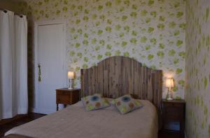 a bedroom with a bed with a wooden head board at Domaine de Bellevue Cottage en Périgord - Chambres d'hôtes bucoliques - Petits-déjeuners gourmands-Bergerac 10mn in Lembras +16 photos