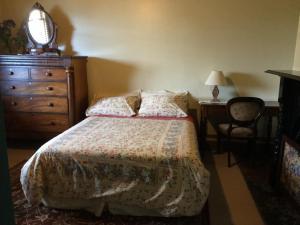 1 dormitorio con 1 cama y vestidor en Albion Cottage, en Queenscliff