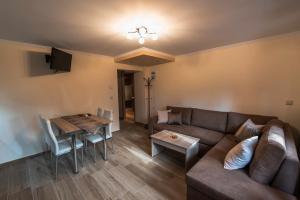 un soggiorno con divano e tavolo di Dryades Apartments & Studios a Skala Potamias