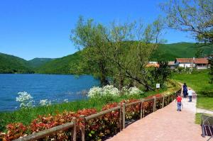 a child walking down a path next to a lake at Quinto Real Turismo Rural in Eugi