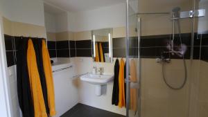 un baño con lavabo y ducha en Villa Am Ehrensteig, en Eisenach 23 fotos más